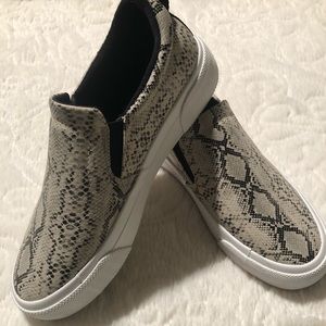 Snakeskin print sneaker